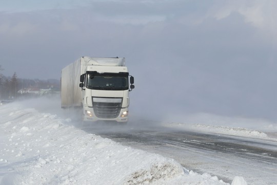 ciężarówka na zaśnieżonej drodze