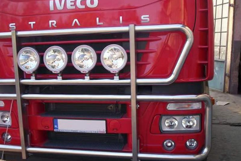 Orurowana przednia część z reflektorami czerwonej kabiny samochodu ciężarowego mazowieckie Iveco