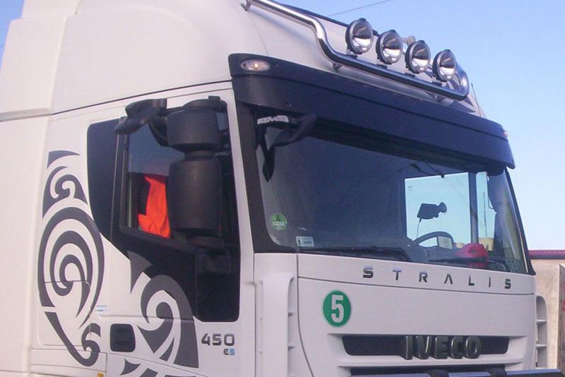Orurowanie górnej części białej kabiny z reflektorami ciężarówki marki Iveco