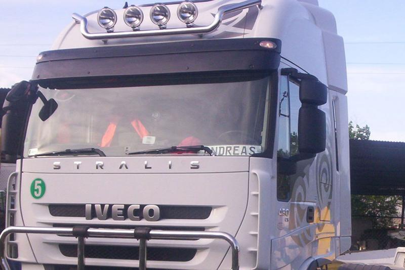 Orurowanie górnej części kabiny z reflektorami ciężarówki marki Iveco
