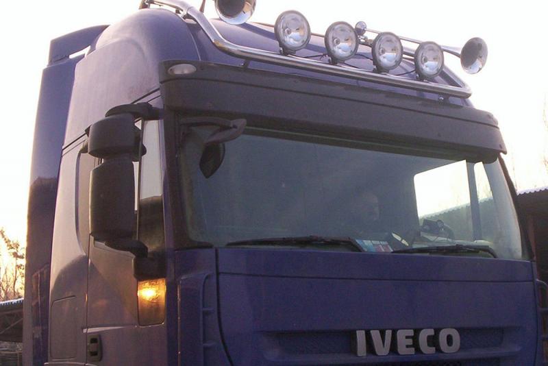 Orurowanie górnej części niebieskiej kabiny z reflektorami ciężarówki Iveco