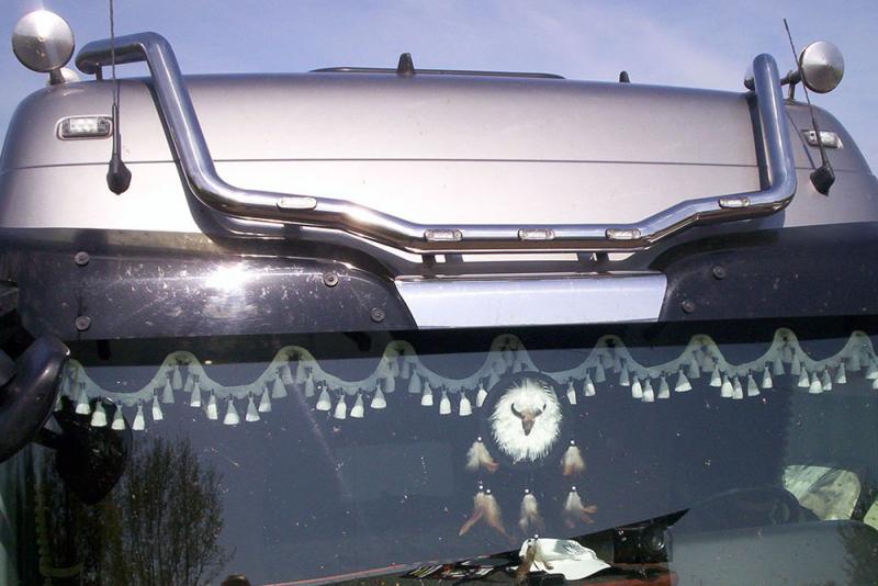 Orurowanie górnej części czarnej kabiny z reflektorami ciężarówki marki Mercedes Actros