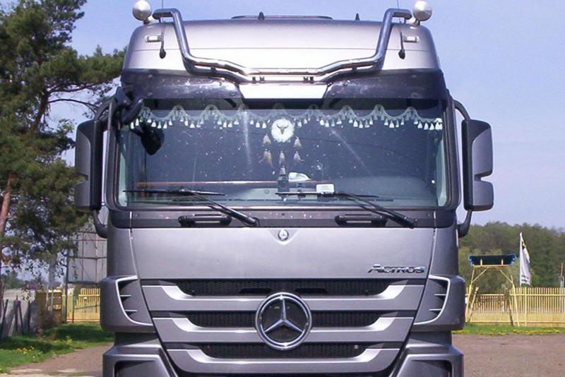 Orurowanie górnej części srebrnej kabiny z reflektorami ciężarówki Mercedes Actros