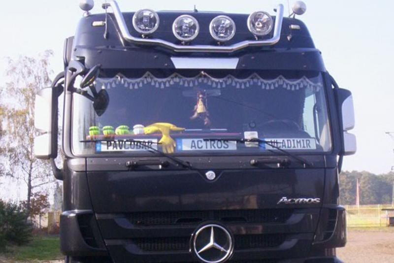 Orurowanie górnej części czarnej kabiny z reflektorami ciężarówki Mercedes Actros