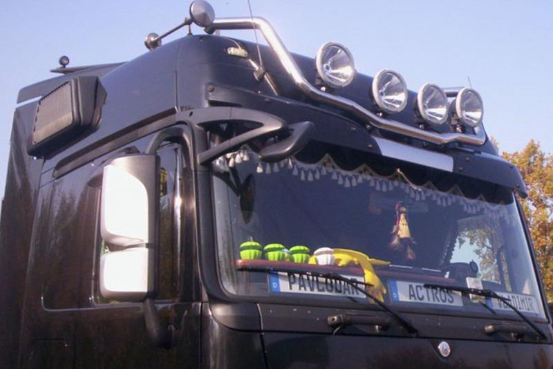 Orurowanie górnej części czarnej kabiny z reflektorami ciężarówki marki Mercedes Actros