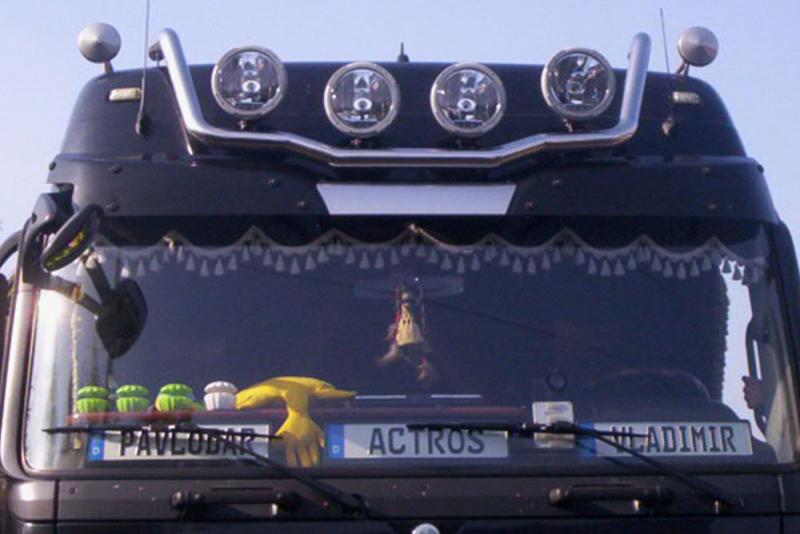 Orurowanie górnej części kabiny z reflektorami ciężarówki marki Mercedes Actros