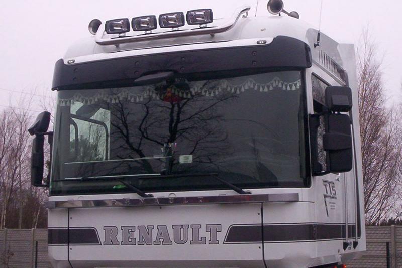 Orurowanie górnej części kabiny z reflektorami ciężarówki marki Renault Magnum