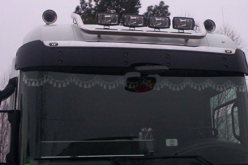 Orurowanie górnej części białej kabiny z reflektorami ciężarówki Renault Magnum