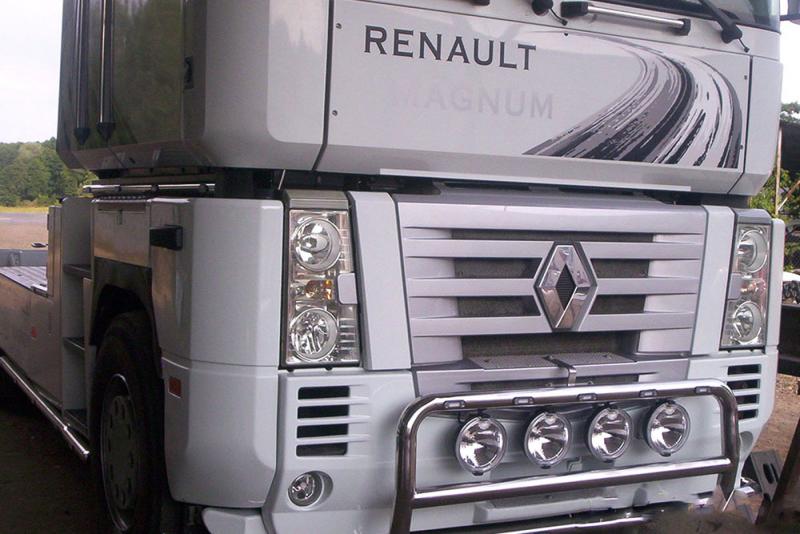 Orurowana przednia część białej kabiny Renault Magnum