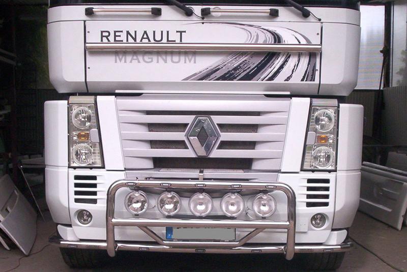 Orurowana przednia część białej kabiny marki Renault Magnum