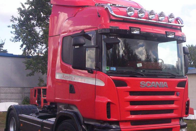 Orurowanie górnej części czerwonej kabiny z reflektorami ciężarówki marki Scania