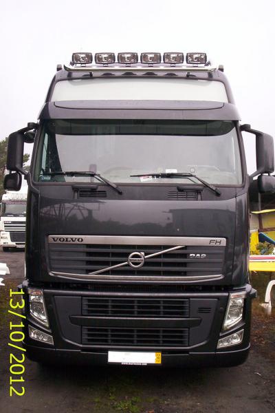 Orurowanie górnej części czarnej kabiny z reflektorami ciężarówki marki Volvo