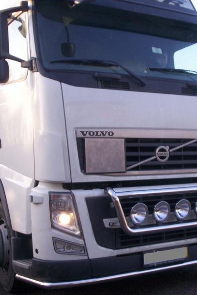 Orurowana przednia część białej kabiny samochodu ciężarowego Volvo