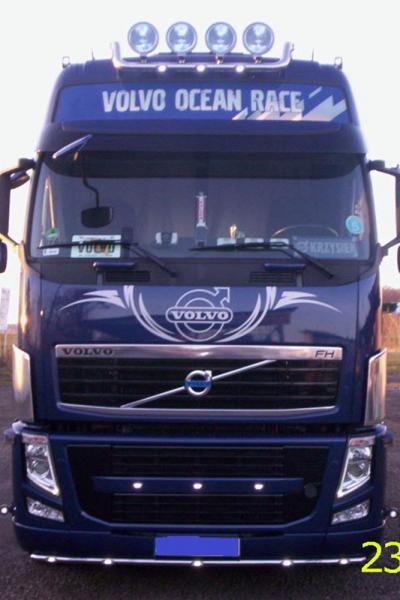 Orurowana przednia część niebieskiej kabiny marki Volvo