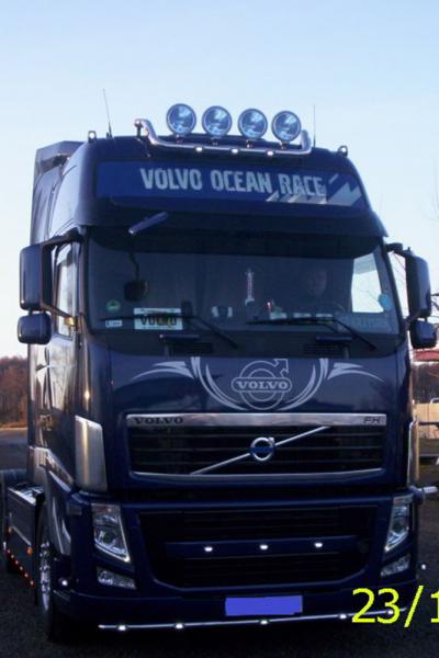 Orurowana przednia część niebieskiej kabiny marki Volvo