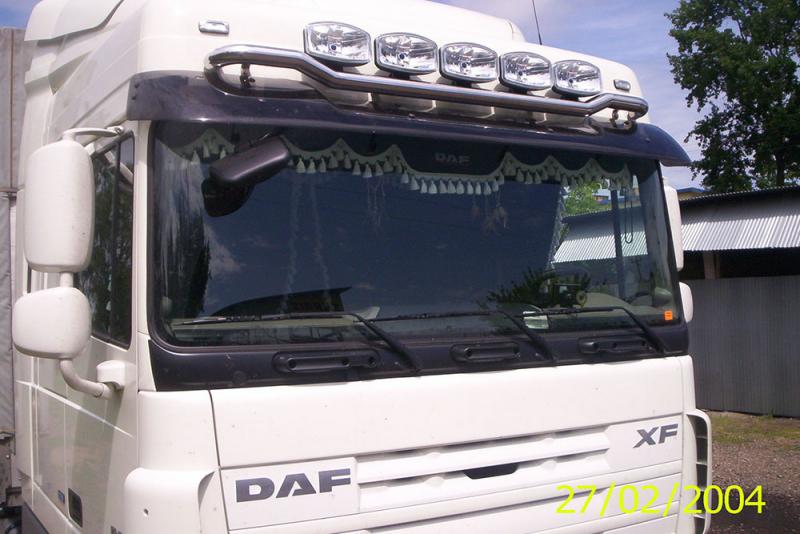 Orurowanie górnej części białej kabiny z reflektorami ciężarówki marki DAF 105 95