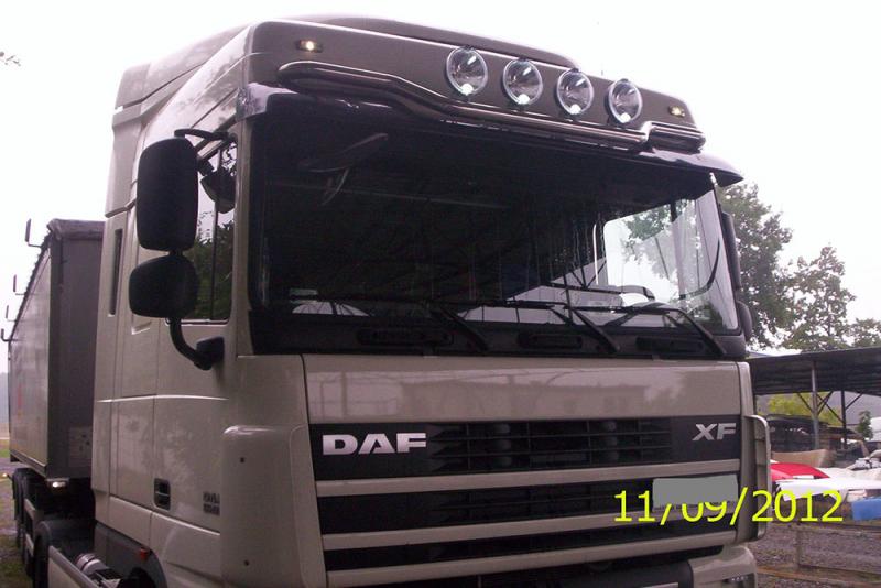 Orurowanie górnej części białej kabiny z reflektorami ciężarówki DAF 105 95