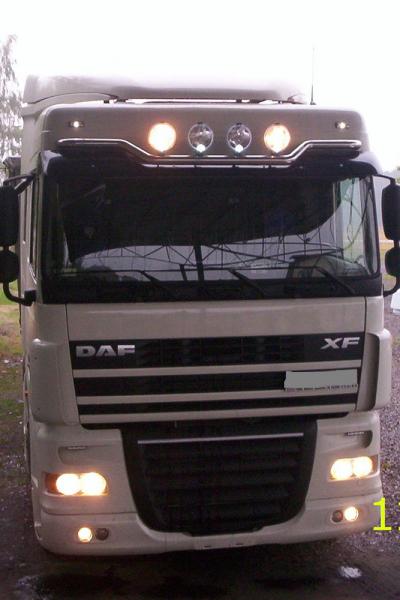 Orurowanie górnej części białej kabiny z reflektorami ciężarówki marki DAF 105 95