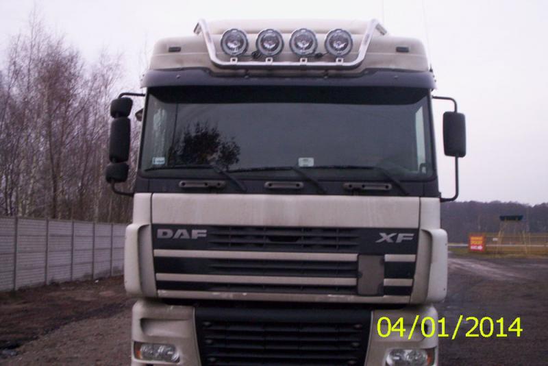 Orurowanie ciężarowe mazowieckie górnej części białej kabiny z reflektorami marki DAF 105 95