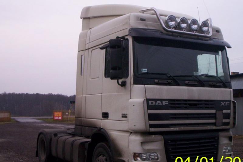 Orurowanie ciężarowe mazowieckie górnej części białej kabiny z reflektorami DAF 105 95