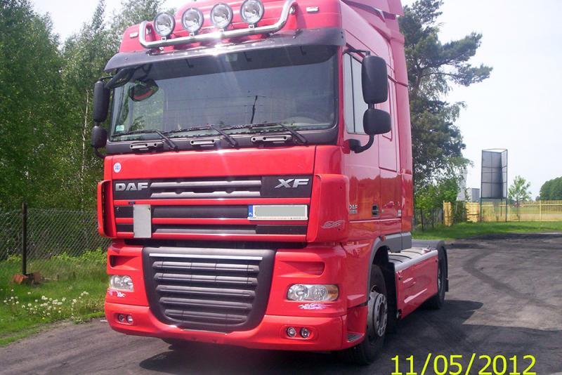 Orurowanie ciężarowe górnej części czerwonej kabiny z reflektorami marki DAF 105 95