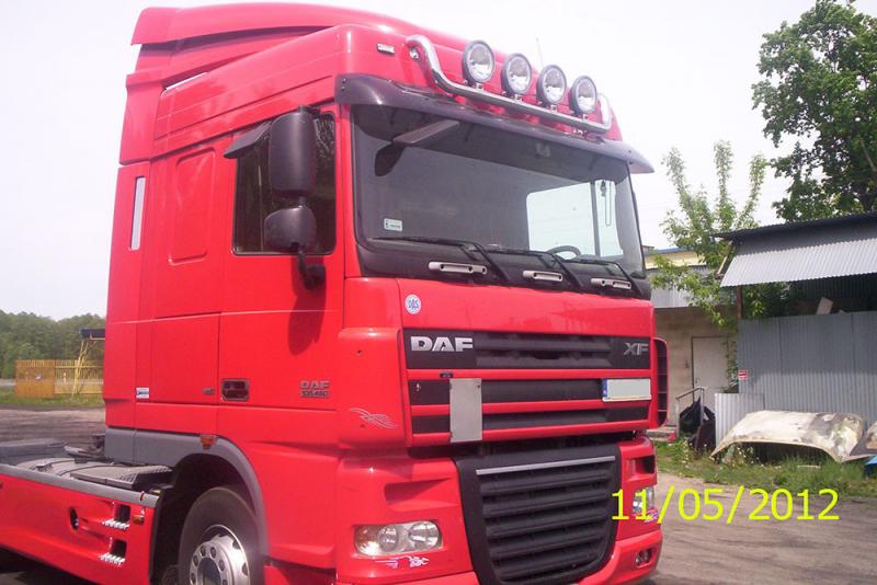 Orurowanie ciężarowe mazowieckie górnej części czerwonej kabiny z reflektorami marki DAF 105 95