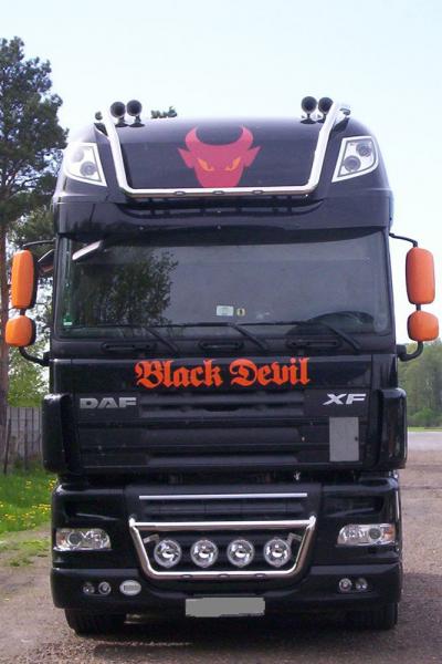 Orurowana przednia część czarnej kabiny samochodu ciężarowego marki DAF 105 95