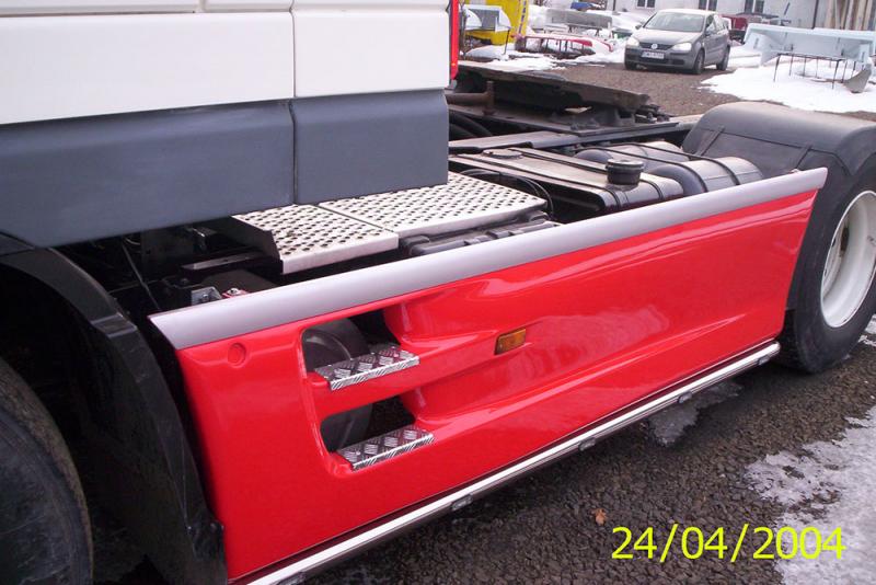 Orurowana część biało-czerwonej kabiny samochodu ciężarowego DAF 105 95