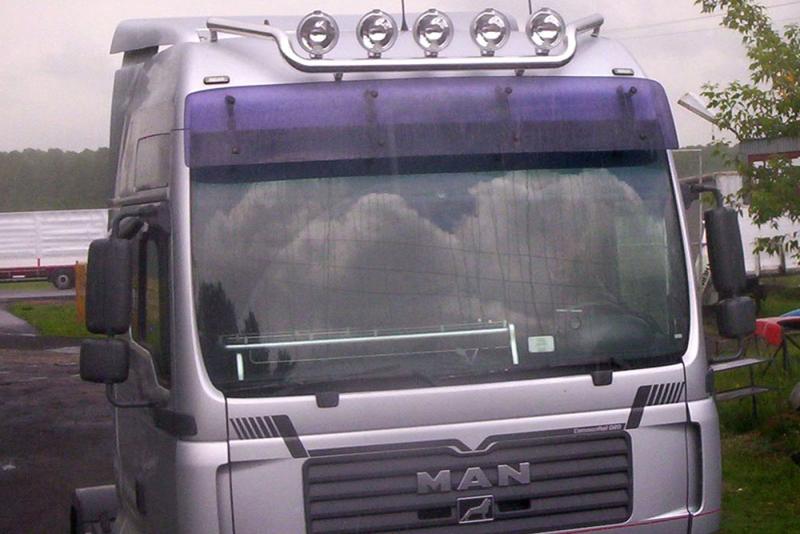 Orurowanie górnej części białej kabiny z reflektorami ciężarówki MAN TGA