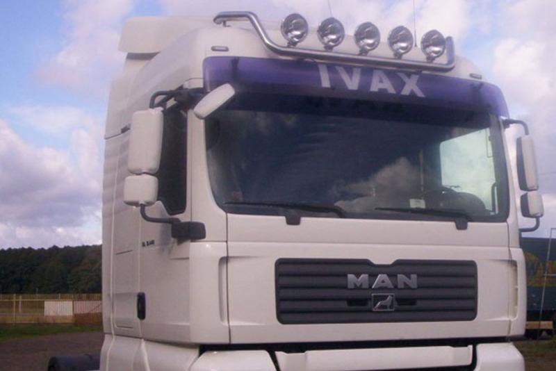 Orurowanie górnej części białej kabiny z reflektorami ciężarówki marki MAN TGA