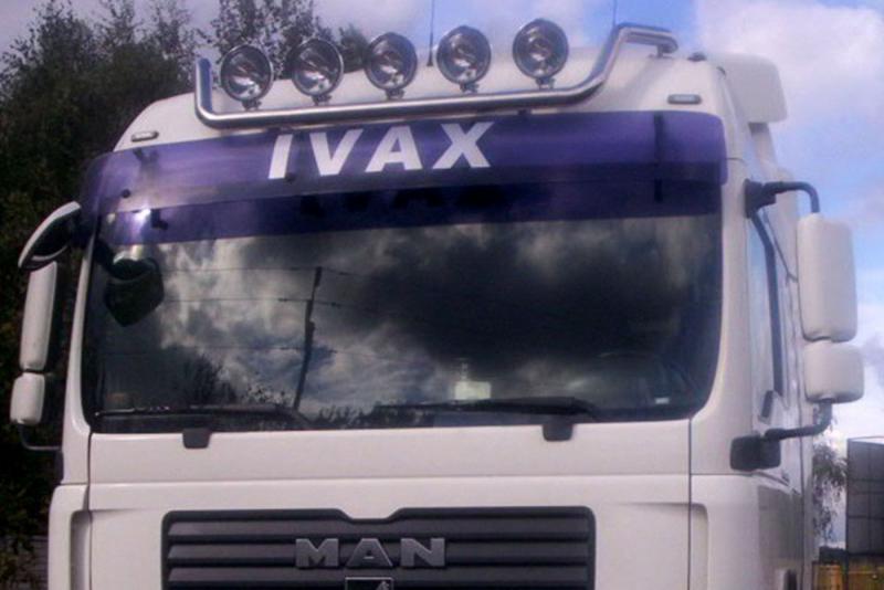 Orurowanie mazowieckie górnej części białej kabiny z reflektorami ciężarówki marki MAN TGA
