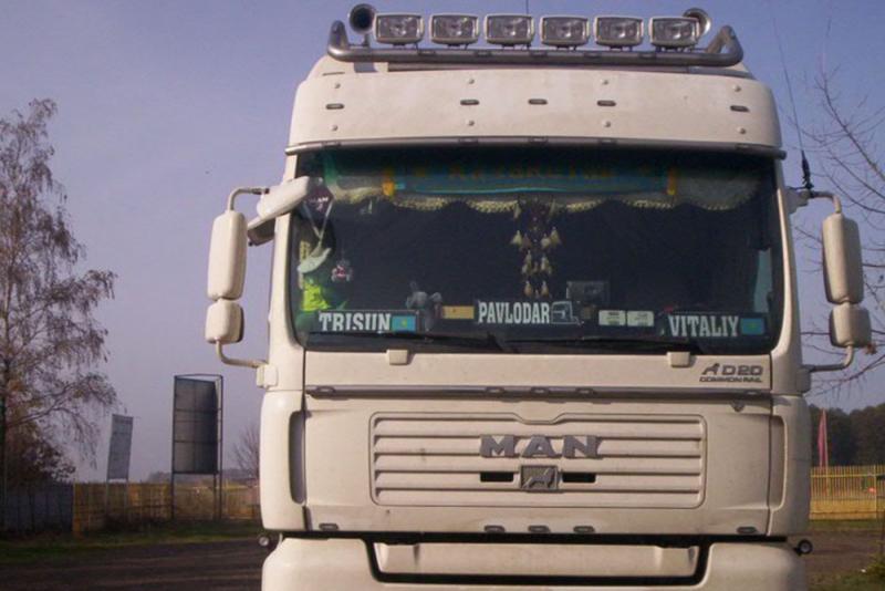 Orurowanie mazowieckie górnej części białej kabiny z reflektorami ciężarówki MAN TGA