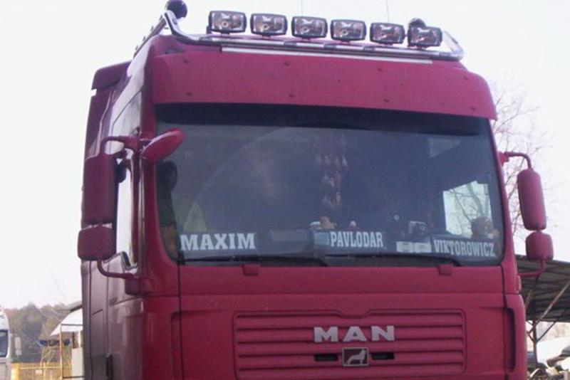 Orurowanie górnej części czerwonej kabiny z reflektorami ciężarówki MAN TGA