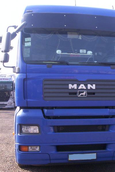 Samochód ciężarowy z niebieską zabudową marki MAN TGA