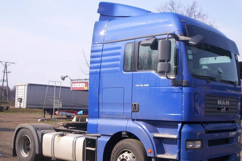 Ciężarówka z niebieską zabudową marki MAN TGA