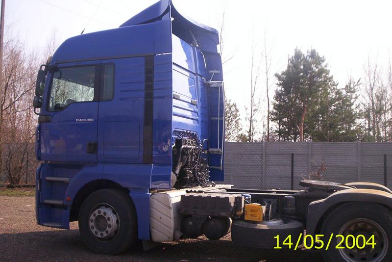 Niebieska zabudowa w samochodzie ciężarowym MAN TGX