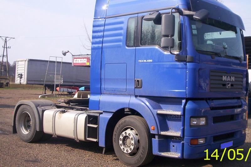 Ciężarówka z niebieską zabudową marki MAN TGX
