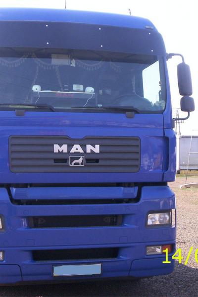 Samochód ciężarowy z niebieską zabudową marki MAN TGX