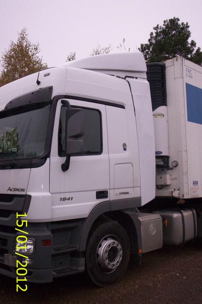 Ciężarówka z białą zabudową marki Mercedes Actros