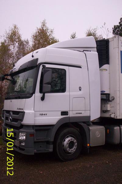 Ciężarówka z zabudową marki Mercedes Actros