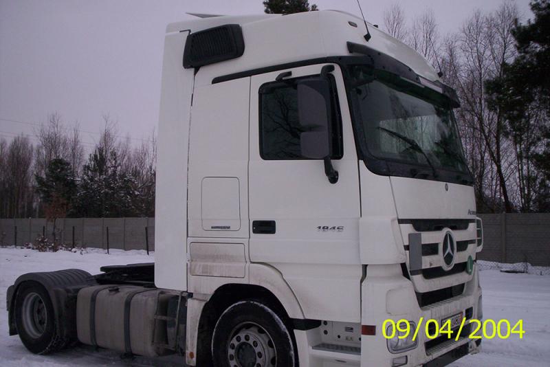 Ciągnik siodłowy z zabudową marki Mercedes Actros