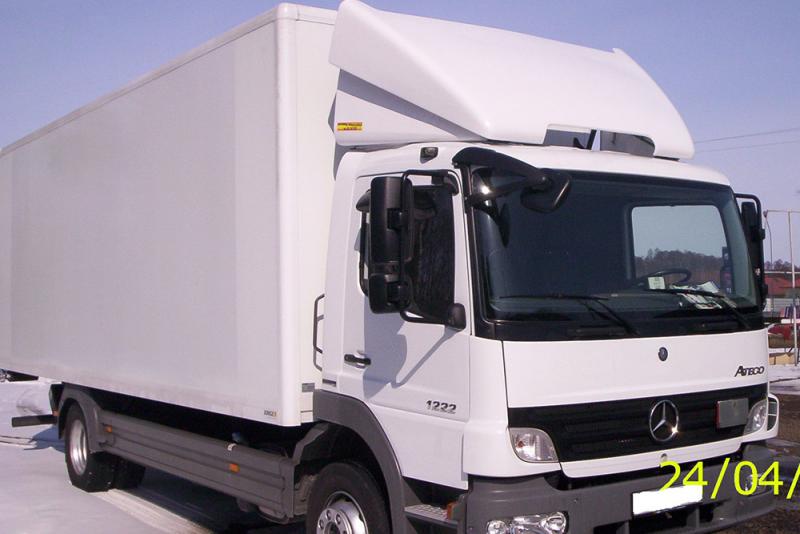 Zabudowa w kolorze białym samochodzie ciężarowym Mercedes Actros