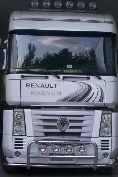 Zabudowa w kolorze białym Renault Magnum