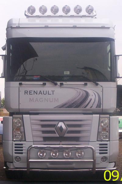 Renault Magnum w zabudowie w kolorze białym