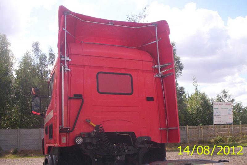 Czerwona zabudowa w samochodzie ciężarowym marki Scania