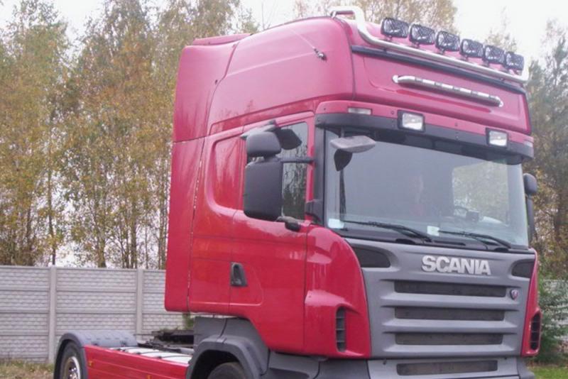 Czerwona zabudowa w ciągniku siodłowym marki Scania