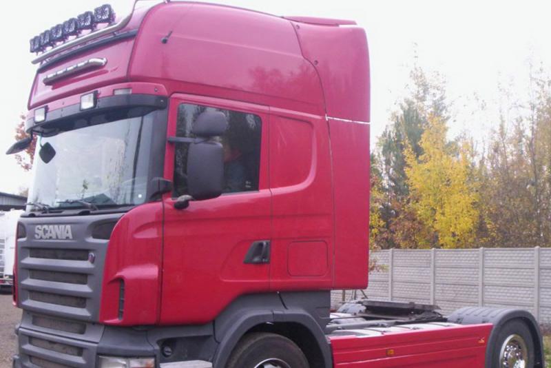 Ciężarówka z białą zabudową marki Scania