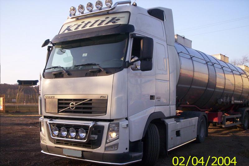Biała zabudowa w samochodzie ciężarowym Volvo