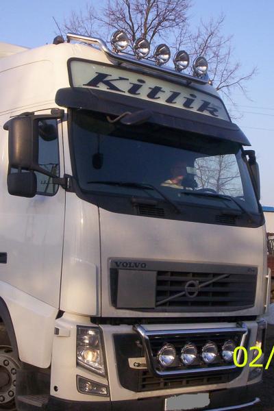 Biała zabudowa w samochodzie ciężarowym marki Volvo