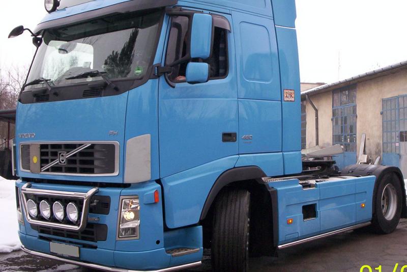 Niebieska zabudowa w samochodzie ciężarowym Volvo
